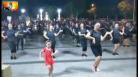 2.文昌市“实高”学校运动广场上优美欢快的广场舞