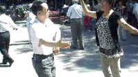 新疆奎屯青年公园维吾尔族广场舞——老带少