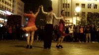 吉特巴舞 ——李丰老师和和平老师在丹东鸭绿江广场三人舞表演！