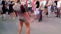 【发现最热视频】美国广场舞天后！1分15秒老头乱入