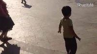 销魂！4岁小男孩被广场舞大妈带坏！竟然姿势如此风骚！_0