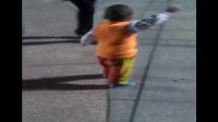一岁七个月小儿跳广场舞