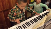 名小吃店献才艺 六岁幼儿弹名曲 幼儿钢琴演奏版 李荣富广场舞