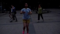 中学生学跳广场舞