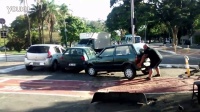 巴西猛男徒手把汽车搬开，秒杀中国广场舞大妈！