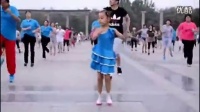 【搜闻】可爱小女孩带大妈们跳小苹果广场舞 真有才！