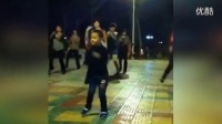 【我们都爱热视频】又来一个熊孩子广场舞，简直太妖娆！