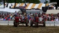 拖拉机也能跳舞 美国小镇拖拉机广场舞表演