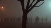 北京PM2.5破千 大妈雾霾中跳广场舞如