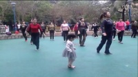 两岁儿童学跳广场舞