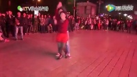 【腾讯视频】这对小夫妻跳的这段广场舞，即便闭上眼睛听音乐，都令人着迷