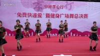 郑州:大妈穿军装跳广场舞引围观