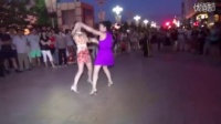 两个美女居然把广场舞跳得这么美，你让大爷大妈们面子往哪儿搁！
