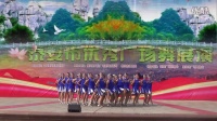 岱岳广场舞《青青大时代》展演：新泰市6788舞团；领队：曲庆丽；领舞：牛雪丽