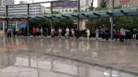 西宁中心广场的大爷们风雨兼程也要来跳锅庄舞