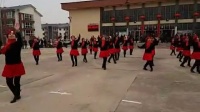 拜年跳广场舞《祝福歌》由王凤台舞蹈队表演……