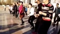 穿着一身皮衣的小媳妇带领一群社会哥跳起广场舞，脚步迈着都费劲