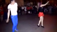 农村小夫妻跳广场舞 节奏感太强 引众人围观