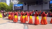 上海知青阿凡提新疆舞边志良表演团在南京路新世纪广场演出的《美丽的新疆》