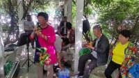 韩桂珍在定兴文化广场演唱《蝴蝶杯》选段