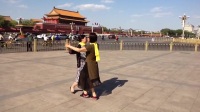 悠悠广场双人舞，方四步，来自北京天安门广场拍摄