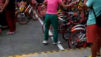 上海大妈为跳广场舞  “屠杀”共享单车 地铁9号线小南门站3号出口