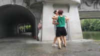桂林桂湖开心果广场舞队队员学跳双人舞哈达