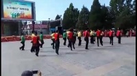 房山文化志愿者红歌歌舞队和东方红残疾人志愿者共同表演交通安全舞蹈“等灯”