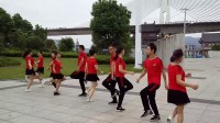 温州永嘉礁下广场舞红衣舞队，广场舞情路弯弯对跳舞蹈。