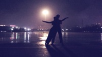 太康广场秋雨夜景(伦巴舞影楚韵)摄影：东方红舞群欢庆17年10月1日0时献舞。