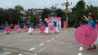 贵州惠水炫舞舞蹈队演绎广场舞《油纸伞》