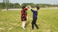 枝江罗大妈广场舞视频姐妹双人舞《又见山里红》VID_20171028_141902