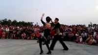 2018年7月5日沈阳市国际标准舞协会常务副主席刘赢女士、沈阳著名书法家刘勋先生在丁香湖公园广场表演吉特巴