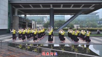 上海红舞鞋广场舞《在那东山顶上》35人版编舞：饶子龙老师