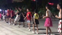 一群小孩和阿姨们广场尬舞，动感15步恰恰，让整个广场舞充满欢笑！