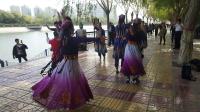 代平小分队应邀库尔勒风帆广场共跳新疆舞蹈买西来普