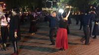 新疆库尔勒天鹅河广场舞