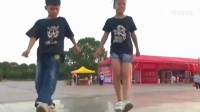 未来广场舞界就由他们俩领衔了！俩小孩的鬼步舞跳的太帅了！
