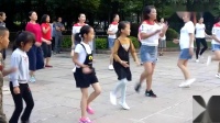 小朋友跟着大人学广场舞，舞姿真可爱动感，跳得萌萌的