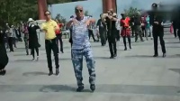 大叔大妈跳广场舞，中间70岁的老大爷跳的真酷，动作真到位！