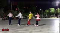 4个小孩广场上跳《32步摆胯广场舞》太萌了，大妈们都服了！