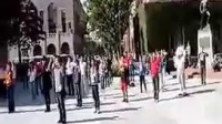中国学生'快闪'广场舞震撼美国校园