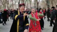 库尔勒人民广场陈丛阳与北京作家叮叮在舞