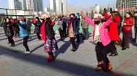2016年梁师傅鲍大姐在中心广场跳康巴舞。