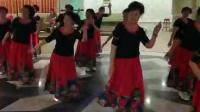 广场舞队在苏州西山“晶彩人家”酒店的舞厅里跳起欢乐舞蹈。