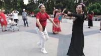 王天喜老师与张丽露老师六一节于莲花池广场共舞