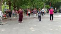 青岛海泊河文化公园老人跳广场舞，锻炼了身体，增强了邻居关系