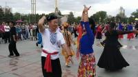石河子市文化广场美丽的夜晚只为玉见与郭秀华老师跳起欢快的新疆舞