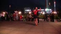 在沈阳市府广场 看到了佳丽莎莎舞巴恰踏舞吉特巴舞