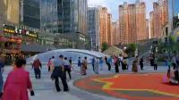 ༺༔沧桑神鹰༔༻三江源康朵民间艺术团在唐道·637广场正在授课原生态锅庄舞培训